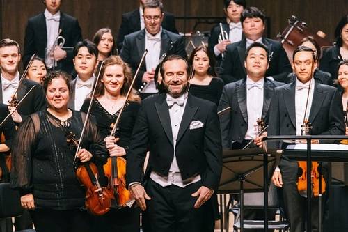 통영국제음악제 개막 공연 지난 28일 통영국제음악당 콘서트홀에서 열린 개막 공연에서 지휘자 파비앵 가벨과 통영페스티벌오케스트라 단원들이 인사하고 있다. [ⓒ Sung Chan Kim. 통영국제음악재단 제공. 재판매 및 DB금지]