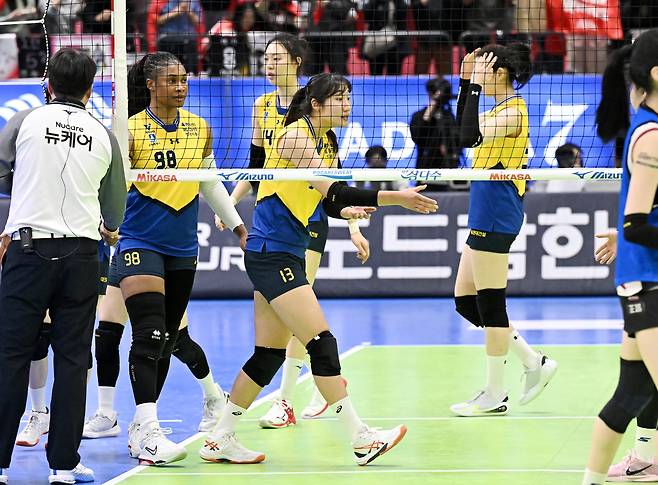 플레이오프에 탈락, 시즌을 마감한 현대건설. (대한배구연맹 제공)