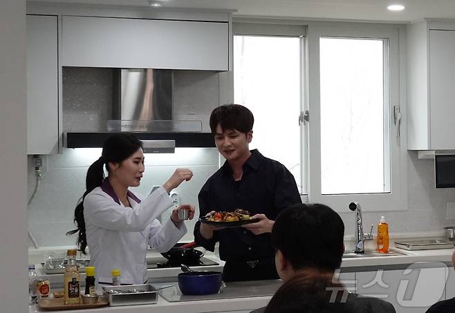 경동나비엔 지주사 경동원 구내식당 영양사 김보영 씨가 나비엔 매직 신제품으로 시연을 하고 있다. (경동나비엔 제공)