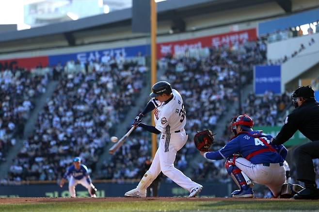 김재환이 가운데로 몰린 속구를 중견수 방향으로 본고 있다. 사진 | 두산 베어스