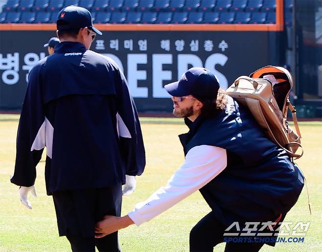 채은성의 뒤로 몰래 다가간 폰세의 장나