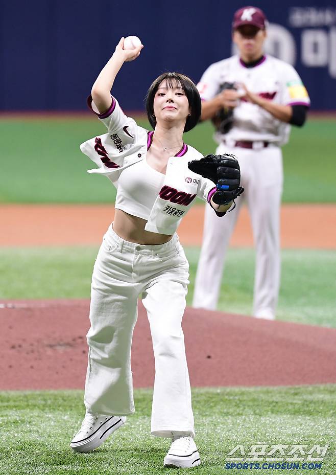 힘차게 시구하는 초아.