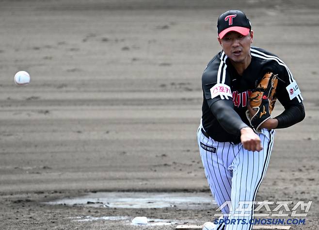 27일 일본 오키나와 킨 스타디움에서 열린 LG와 KIA의 연습경기, 3회말 LG 정우영이 역투하고 있다. 오키나와(일본)=허상욱 기자 wook@sportschosun.com/2025.02.27/