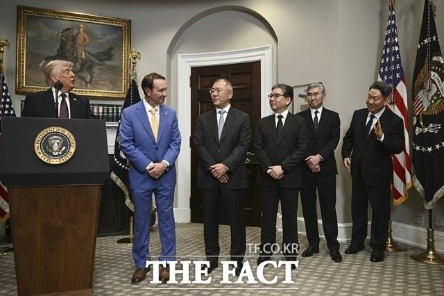 도널드 트럼프(왼쪽) 미국 대통령이 24일(현지 시간) 백악관 루스벨트룸에서 한국의 대미 신규 투자를 발표하면서 정의선 (왼쪽 세 번째부터) 현대차그룹 회장, 장재훈 현대차 부회장, 성 김 현대차 사장, 서강현 현대제철 사장 등을 호명하고 있다. 정의선 회장은 향후 4년간 210억 달러(약 30조8175억 원) 규모의 투자 계획을 발표했다. /뉴시스