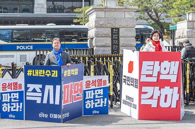 지난 25일 서울 종로구 재동 헌법재판소 앞 풍경. 윤석열 대통령에 대한 탄핵 심판 선고가 임박한 가운데, 여야가 각각 탄핵 각하·기각과 인용을 주장하는 내용의 팻말을 들고 릴레이 시위를 벌이고 있다. /임화승 영상미디어 기자