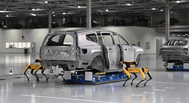 현대차그룹 메타플랜트 아메리카(HMGMA)에서 보스톤다이나믹스의 4족 보행 로봇 '스팟'이 차체 품질 검사를 하는 모습 / 현대차그룹