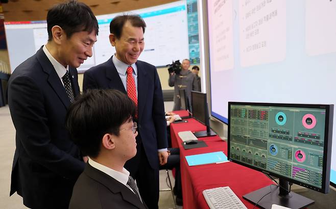 19일 서울 여의도 한국거래소에서 열린 공매도 전산 시스템 구축 시연회에서 이복현 금융감독원장(왼쪽 위)과 정은보 한국거래소 이사장(오른쪽 위)이 모의 데이터를 이용한 불법 공매도 적출 방법을 지켜보고 있다. /뉴스1