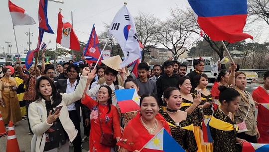 지난 27일 거리 퍼레이드 참여한 외국인들이 "논산딸기 최고"라고 외치며 축제를 즐기고 있다. 정종만 기자.