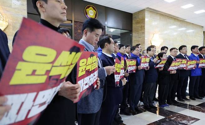 더불어민주당 의원 등 초선의원 모임인 '더민초' 의원들이 지난 28일 오후 국회 로텐더홀에서 열린 비상시국대응 긴급기자회견에서 윤석열 대통령 파면을 촉구하는 피케팅을 하고 있다. ⓒ뉴시스