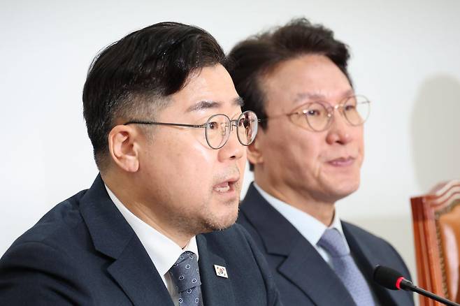 박찬대 더불어민주당 원내대표가 30일 오전 서울 여의도 국회에서 열린 기자간담회에서 발언하고 있다. 2025.03.30. 뉴시스