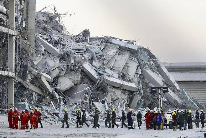 28일(현지 시간) 태국 방콕에서 지진으로 건설 중 무너진 고층 건물 현장에서 구조대가 작업하고 있다. 2025.03.29 방콕=AP/뉴시스