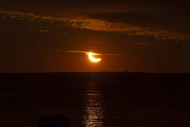 29일(현지시간) 캐나다 핼리팩스 지역에서 관측된 부분일식. AP=연합뉴스 제공