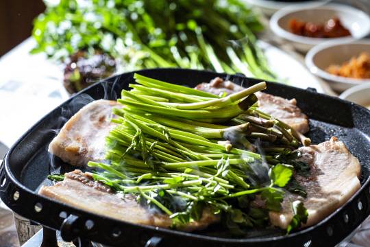 봄철 미나리를 올린 미나리 삼겹살.아이클릭아트 제공