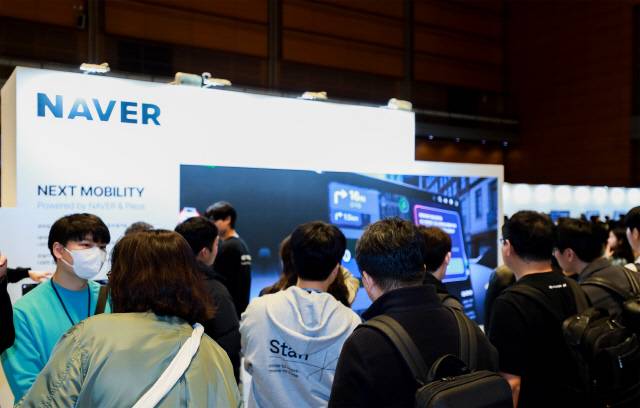 현대차그룹 개발자 컨퍼런스에서 선보인 네이버 부스에서 관람객들이 모빌리티 AI를 살펴보고 있다. 네이버 제공