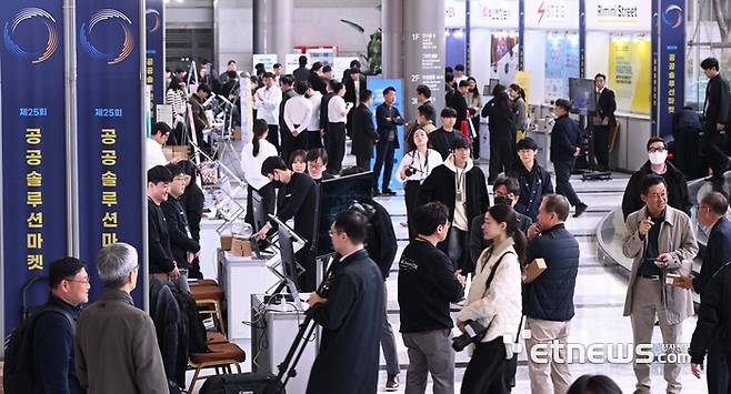 한국IT서비스산업협회와 전자신문이 주최한 제25회 공공솔루션마켓이 28일 서울 삼성동 코엑스에서 열렸다. 이날 정부 기관, 지자체, 공공기관 관계자와 IT 기업 담당자 1천여  명 이상 참석해 공공시장 내 디지털 혁신을 위한 최신 기술과 솔루션을 공유했다. 박지호기자 jihopress@etnews.com