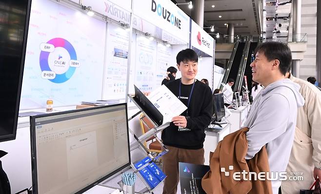 한국IT서비스산업협회와 전자신문이 주최한 제25회 공공솔루션마켓이 28일 서울 삼성동 코엑스에서 열렸다. 참관객들이 더존 부스에서 '원AI'에 대한 설명을 듣고 있다. 박지호기자 jihopress@etnews.com