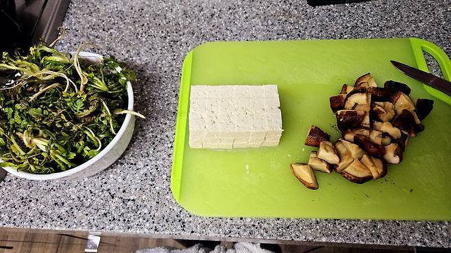 20250329_183727.jpg 냉이 된장찌개에 냉동목심