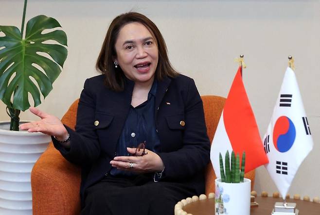 젤다 울란 카르티카 주한 인도네시아 대사 대리가 지난 달 25일 서울 영등포구 여의도 소재 주한 인도네시아 대사관에서 본지와 인터뷰를 하고 있다. 젤다 대사 대리는 2021년 6월부터 주한인도네시아대사관 공관 차석을 역임한 후 2023년 11월 3일 주한인도네시아대사관 대사 대리로 임명되었다. ▲인도네시아 외교부 북중미 및 서카리브해 담당 국장 ▲대량살상무기 및 재래식무기부 부장 ▲워싱턴 DC 주재 인도네시아대사관 정치과 참사관 ▲바르샤바 주재 인도네시아대사관 공공외교과 2등서기관 등을 거쳤다. 사진=박범준 기자)