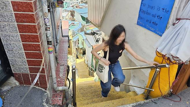 부산 감천문화마을 골목길을 관광객이 지나다니고 있다. 김영동 기자