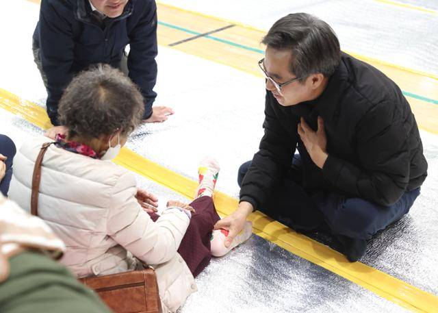김동연 경기도지사가 29일 안동시 산불 피해 이재민 대피소를 방문해 한 어르신의 발을 주물러드리며 위로하고 있다. 경기도 제공