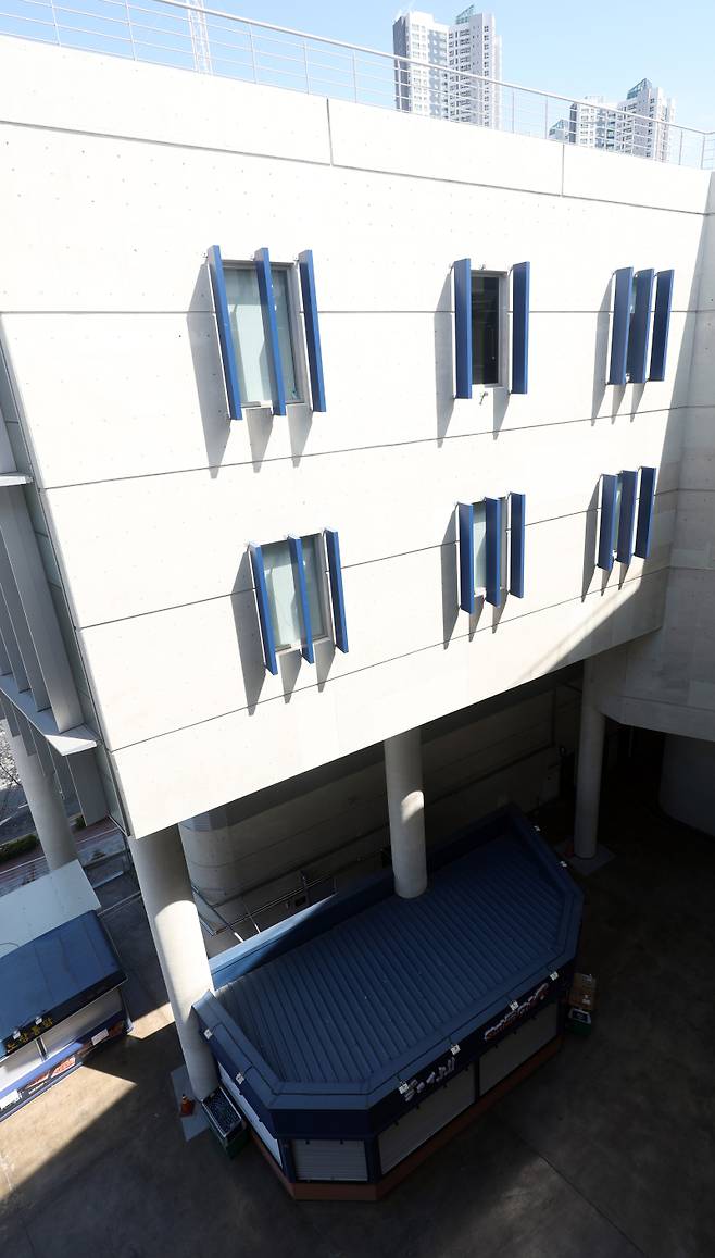 <yonhap photo-4916="">지난 29일 경남 창원시 마산회원구 창원NC파크에서 NC 다이노스와 LG 트윈스 경기 중 3루 방향 건물에 설치된 구조물(상단부 가운데) 일부가 떨어지는 사고가 발생했다. 이 사고로 관중 3명이 다쳤고, 30일 열릴 예정이던 NC와 LG 경기는 시설물 안전 점검을 위해 연기됐다. 사진은 30일 촬영한 현장 모습. 2025.3.30 [연합뉴스]</yonhap>