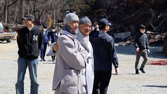능인학원 이사장 철산스님(오른쪽)이 고운사 주지 등운스님을 위로하고 있다. [사진=죽림사]