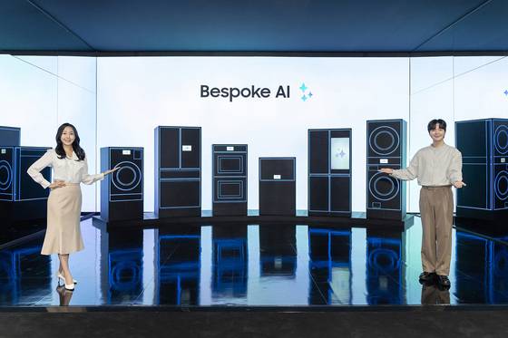 삼성전자가 지난 28일 진행된 '웰컴 투 비스포크 AI' 제품 체험 행사에서 AI 가전 신제품과 서비스를 선보였다. 각 가전 제품마다 터치 스크린이 탑재된 게 눈에 띈다. 사진 삼성전자