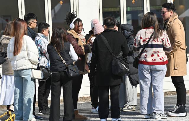 ▲ 강원지역 최저기온이 영하권을 보이며 추운 날씨를 보인 지난 19일 춘천을 찾은 외국인들이 패딩과 외투 등 두꺼운 옷을 입고 관광을 하고 있다. 강원도민일보 자료사진