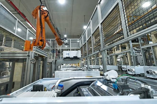 경기도 평택에 있는 경동나비엔 에코허브(서탄공장) 내 콘덴싱 보일러 생산 라인의 모습. 불량 검사 라인에서 로봇이 55개 항목에 대한 검사 작업을 하고 있다. 경동나비엔 제공