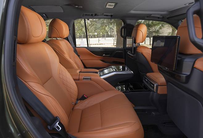 등받이를 젖히고 뒷좌석에 앉으면 진짜 ‘회장님’이 된 것만 같다. 렉서스코리아 제공