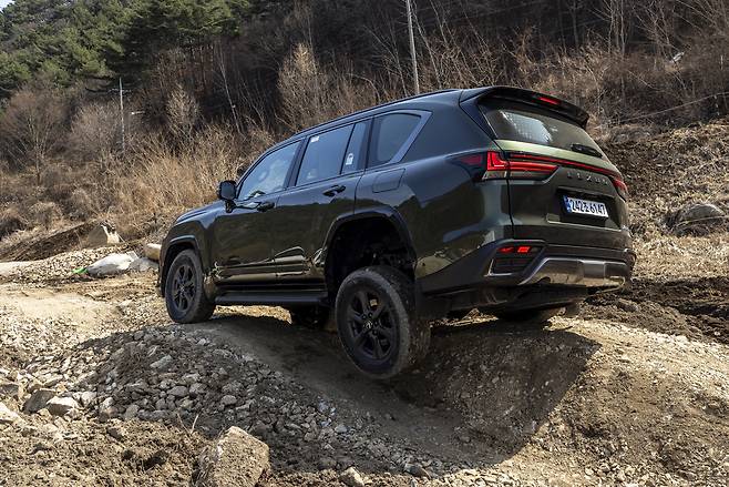 오프로드 코스를 통과 중인 ‘디 올 뉴 LX 700h’. 렉서스코리아 제공