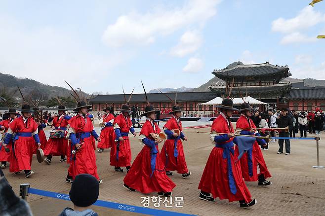 30일 서울 종로구 경복궁 흥례문 앞 광장에서 ‘2025 전국 수문장 임명의식’이 진행되고 있다. 전국 수문장 임명의식은 조선왕조실록 예종 1년(1469년) 최초로 시행한 수문장에 대한 기록을 바탕으로 재구성한 재현행사다. 2025.3.30. 정지윤 선임기자
