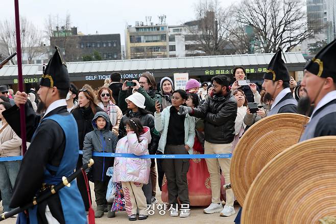 30일 오전 서울 종로구 경복궁에서 관람객들이 전국 수문장 임명의식을 보고 있다. 2025.03.30. 정지윤 선임기자