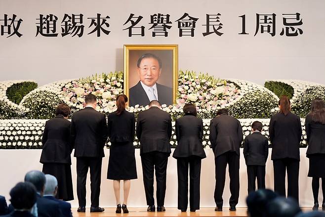 Visitors pay tribute to late Hyosung Group Honorary Chair Cho Suck-rai at a memorial event at the group’s headquarters in Seoul on Saturday. (Hyosung Group)