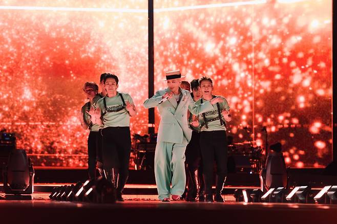 가수 지드래곤이 29일 경기 고양시 대화동 고양종합운동장에서 열린 ‘2025 월드 투어 [위버맨쉬] 인 코리아’에서 무대를 펼치고 있다. 갤럭시코퍼레이션 제공