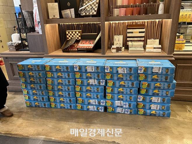 지난 28일 방문한 프랑제리 신촌점. 매장에선 미리 망고를 받아 후숙하고 있다. [변덕호 기자]