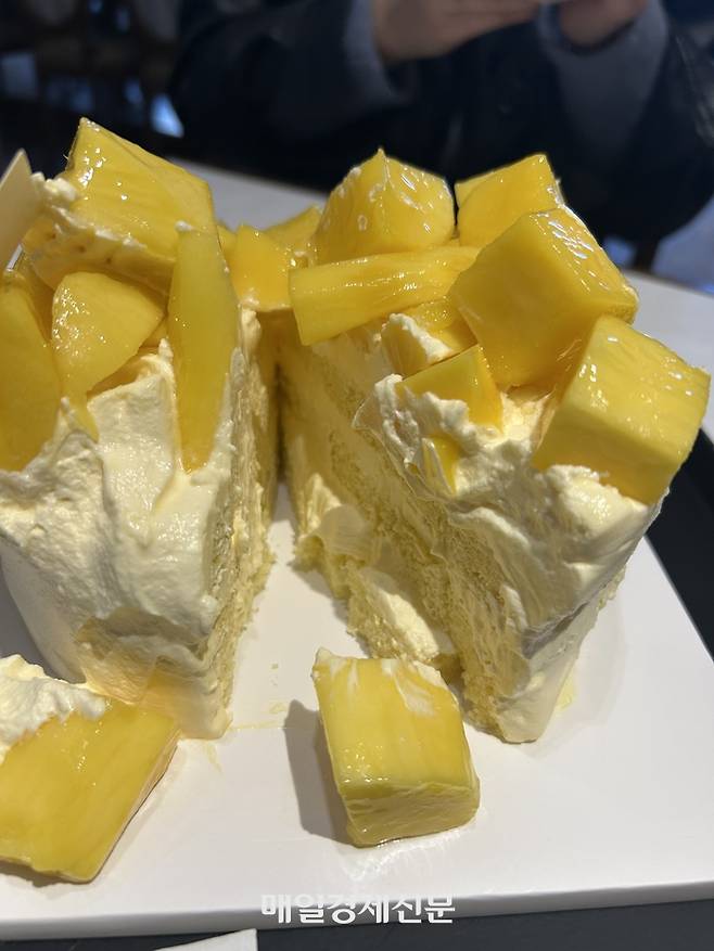 올해 재출시하는 망고쑥대밭은 지난해와 다르게 케이크 안에 리플잼이 추가됐다. 또한 크림에도 망고 향미가 첨가됐다. [변덕호 기자]