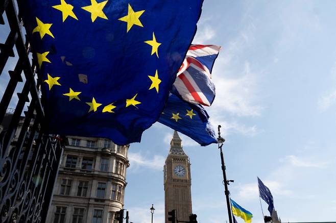 유럽 각국은 30일(현지시각)부터 서머타임에 들어갔다. 사진은 지난 19일 영국 런던의 빅벤으로 알려진 엘리자베스 타워 근처에서 EU 국기가 펄럭이는 모습. /사진=로이터