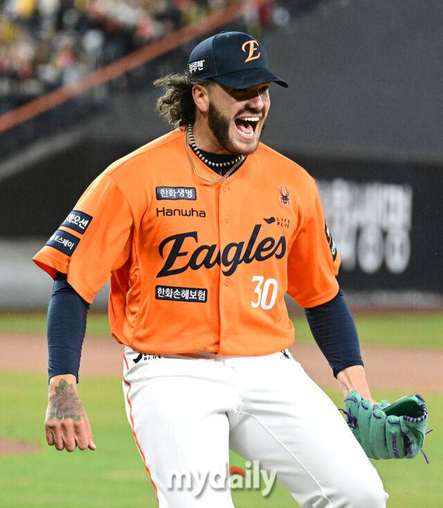 2025년 3월 28일 오후 대전 한화생명 볼파크에서 진행된 '2025 신한 SOL뱅크 KBO 리그' KIA 타이거즈와 한화 이글스의 경기. 한화 선발투수 폰세가 6회초를 마치며 포효하고 있다./마이데일리