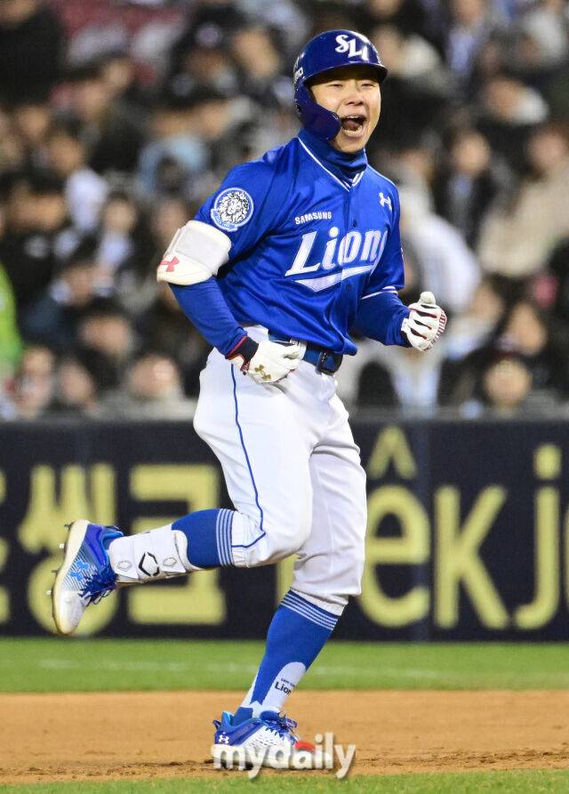 2025년 3월 29일 오후 서울 잠실구장에서 진행된 '2025 신한 SOL뱅크 KBO 리그' 삼성 라이온즈와 두산 베어스의 경기. 삼성 김지찬이 7회초 무사 2.3루서 1타점 적시타를 친 뒤 기뻐하고 있다./마이데일리