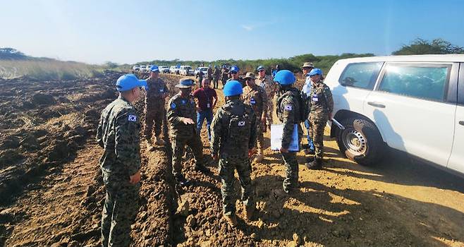 [서울=뉴시스] = 남수단재건지원단(이하 한빛부대)이  남수단의 항구적 평화를 위한 2013년 3월 31일 첫 파병으로부터 12주년을 맞았다고 합참이 밝혔다. 사진은 한빛부대장이 주보급로 보수작전 현장을 확인하는 모습. (사진= 합참 제공) 2025.03.30. photo@newsis.com *재판매 및 DB 금지