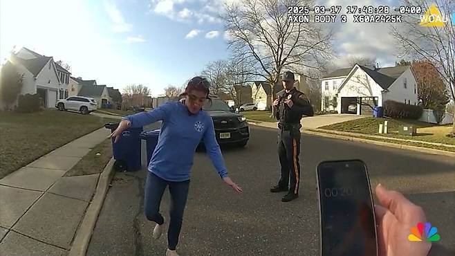 [서울=뉴시스] 30일(현지시각) NBC 뉴스 등 현지 매체에 따르면, 라플라카 시장은 3월 17일 운전 불량 신고를 받고 출동한 경찰에 의해 자택 앞에서 체포됐다. (사진= NBC 뉴스 캡처) 2025.03.30. photo@newsis.com *재판매 및 DB 금지