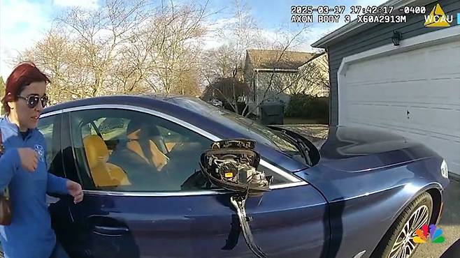 [서울=뉴시스] 30일(현지시각) NBC 뉴스 등 현지 매체에 따르면, 라플라카 시장은 3월 17일 운전 불량 신고를 받고 출동한 경찰에 의해 자택 앞에서 체포됐다. (사진= NBC 뉴스 캡처) 2025.03.30. photo@newsis.com *재판매 및 DB 금지