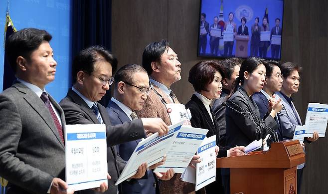 더불어민주당 외교통일위원회 소속 위원들이 27일 국회 소통관에서 심우정 검찰총장 딸의 외교부 특혜 취업 의혹 관련 기자회견을 하고 있다. 연합뉴스