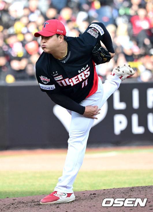 [OSEN=대전, 최규한 기자] 29일 오후 대전 한화생명 볼파크에서 ‘2025 신한 SOL Bank KBO리그’ 한화 이글스와 KIA 타이거즈의 경기가 열렸다.홈팀 한화는 라이언 와이스, 방문팀 KIA는 양현종을 선발로 내세웠다.7회말 2사 2루 상황 마운드에 오른 KIA 투수 조상우가 힘차게 공을 뿌리고 있다. 2025.03.29 / dreamer@osen.co.kr