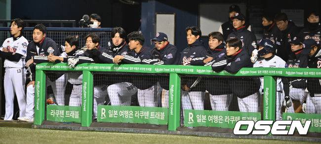 [OSEN=잠실, 조은정 기자]삼성 타선이 7회에만 8점을 뽑는 무서운 화력을 뽐내며 연패를 끊어냈다.&nbsp;프로야구 삼성 라이온즈는 29일 서울 잠실구장에서 열린 2025 신한 SOL뱅크 KBO리그 두산 베어스와의 시즌 2차전에서 13-2 역전승을 거뒀다.&nbsp;두산의 패색이 짙은 9회말 더그아웃 분위기가 어둡다. 2025.03.29 /cej@osen.co.kr