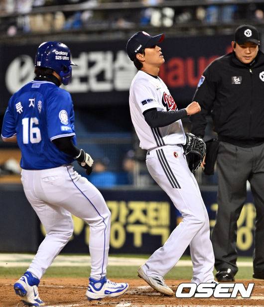 [OSEN=잠실, 조은정 기자]29일 서울 송파구 잠실야구장에서 2025 신한 SOL Bank KBO리그 두산 베어스와 삼성 라이온즈의 경기가 열렸다.이날 홈팀 두산은 잭로그를, 원정팀 삼성은 원태인을 선발 투수로 내세웠다.7회초 1사 1,3루 두산 박신지가 폭투로 삼성 류지혁에게 득점을 허용하며 아쉬워하고 있다. 2025.03.29 /cej@osen.co.kr