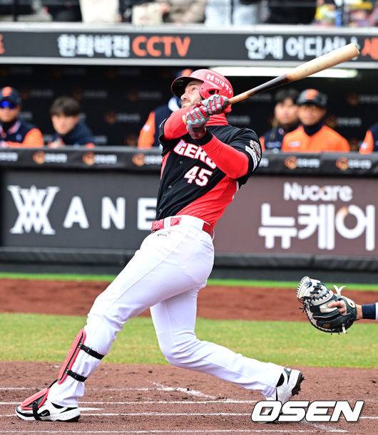 [OSEN=대전, 최규한 기자] 29일 오후 대전 한화생명 볼파크에서 ‘2025 신한 SOL Bank KBO리그’ 한화 이글스와 KIA 타이거즈의 경기가 열렸다.홈팀 한화는 라이언 와이스, 방문팀 KIA는 양현종을 선발로 내세웠다.1회초 2사 주자없는 상황 KIA 위즈덤이 달아나는 좌중간 솔로포를 날리고 있다. 최형우에 이어 백투백 홈런. 2025.03.29 / dreamer@osen.co.kr