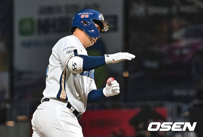 [OSEN=창원, 이석우 기자] 28일 창원NC파크에서 2024 신한 SOL 뱅크 KBO 리그 NC 다이노스와 KIA 타이거즈의 경기가 열렸다. 4연패에 빠진 NC는 신민혁을 내세워 연패 탈출에 나서고, 지난 주말 NC와의 창원 3연전을 스윕했고 주말 두산 3연전을 위닝시리즈로 장식한 KIA는 윤영철이 마운드에 오른다.NC 다이노스 오영수가 9회말 무사 2루 우월 2점 홈런을 치고 그라운드를 돌고 있다. 2024.05.28 / foto0307@osen.co.kr