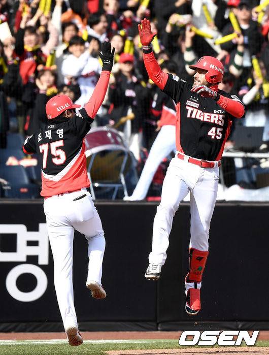 [OSEN=대전, 최규한 기자] 30일 대전한화생명볼파크에서 ‘2025 신한 SOL Bank KBO리그’ 한화 이글스와 KIA 타이거즈의 경기가 열렸다.홈팀 한화는 류현진, 방문팀 KIA는 아담 올러를 선발로 내세웠다.6회초 무사 선두타자로 나선 KIA 위즈덤이 동점 좌월 솔로포를 날리고 그라운드를 돌며 조재영 코치와 기뻐하고 있다. 2025.03.30 / dreamer@osen.co.kr